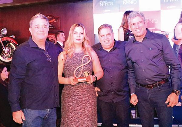 O casal Alexandre Lima e Carol Feitosa com Artur Nascimento e Márcio Costa na premiação da Brocker Turismo