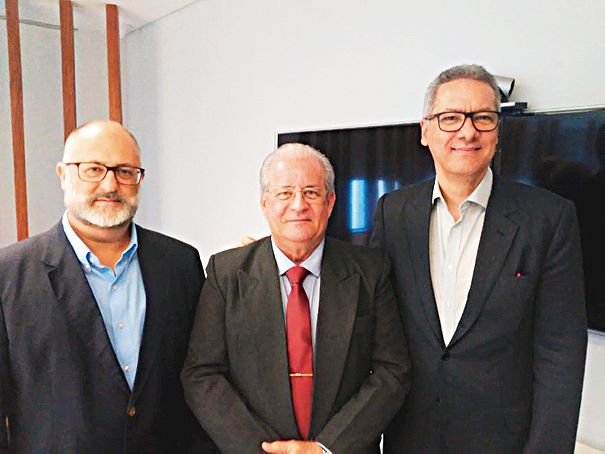 Jorge Barros (CEO Brasil do SCBA), André Marroquim Galvão (vice-presidente) e Leopoldo Albuquerque (presidente mundial) no dia da posse