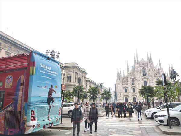 Auto carro circula nas ruas de Paris com  outbus divulgando a campanha do destino turístico Alagoas