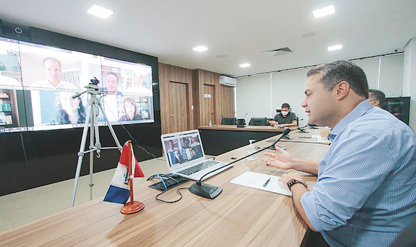 Governador Renan Filho em videoconferência com o presidente da TAP, Antonoaldo Neves