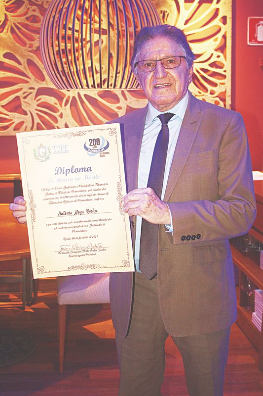 Antonio Noya com o diploma que também foi entregue durante solenidade no Veni